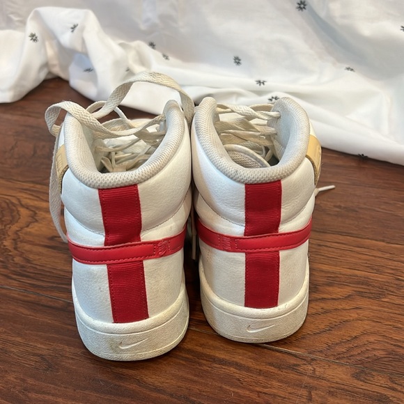 White high top Nike sneakers with hot pink swoosh - Picture 4 of 7